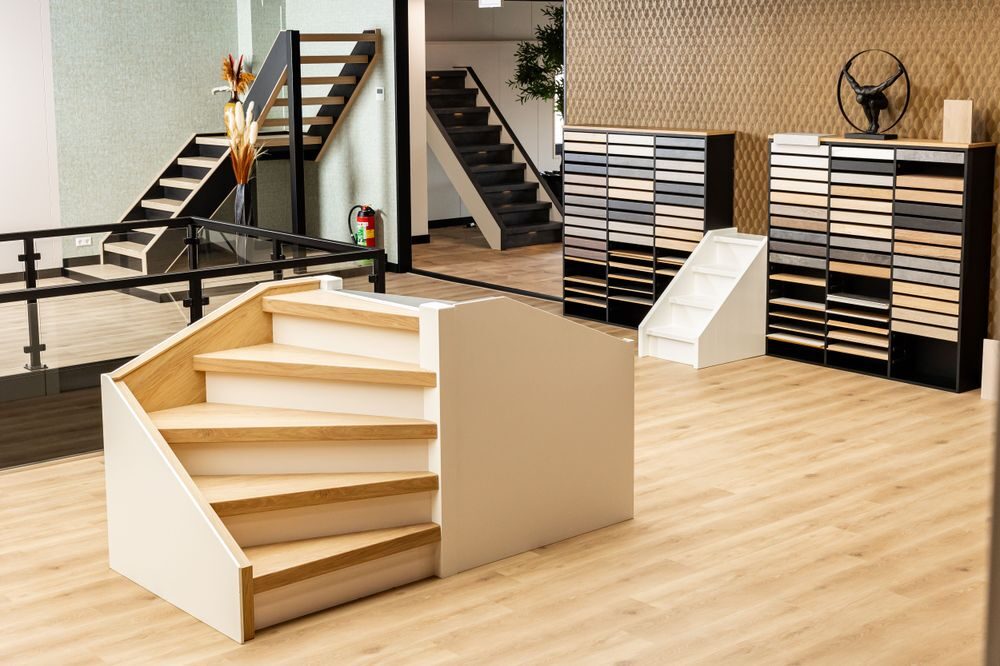 Showroom met verschillende voorbeeldtrappen en traprenovatie stalen in diverse hout- en kleurafwerkingen